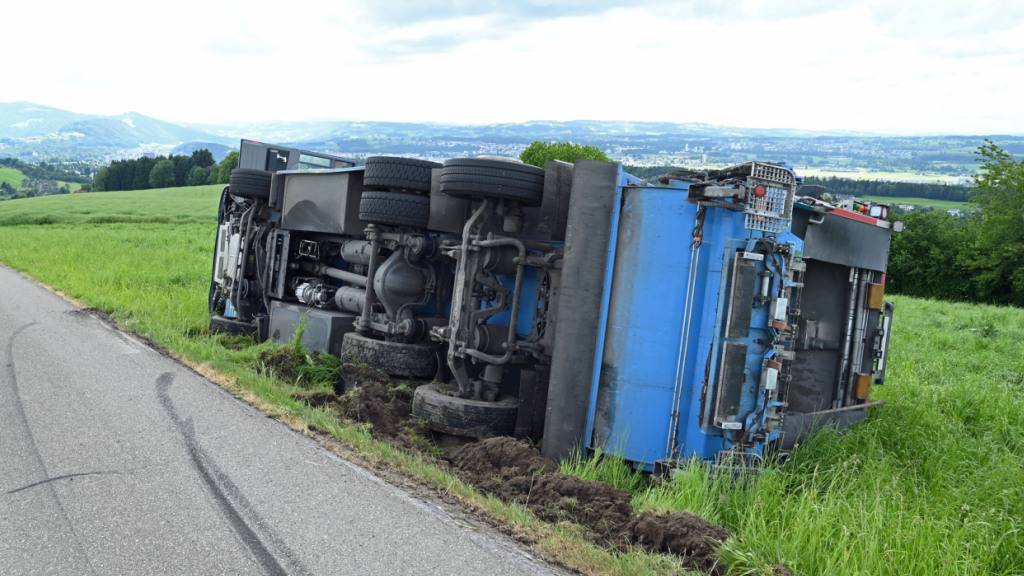 Bei einem Unfall mit einem Entsorgungslastwagen in Ebikon LU haben sich zwei Personen verletzt.