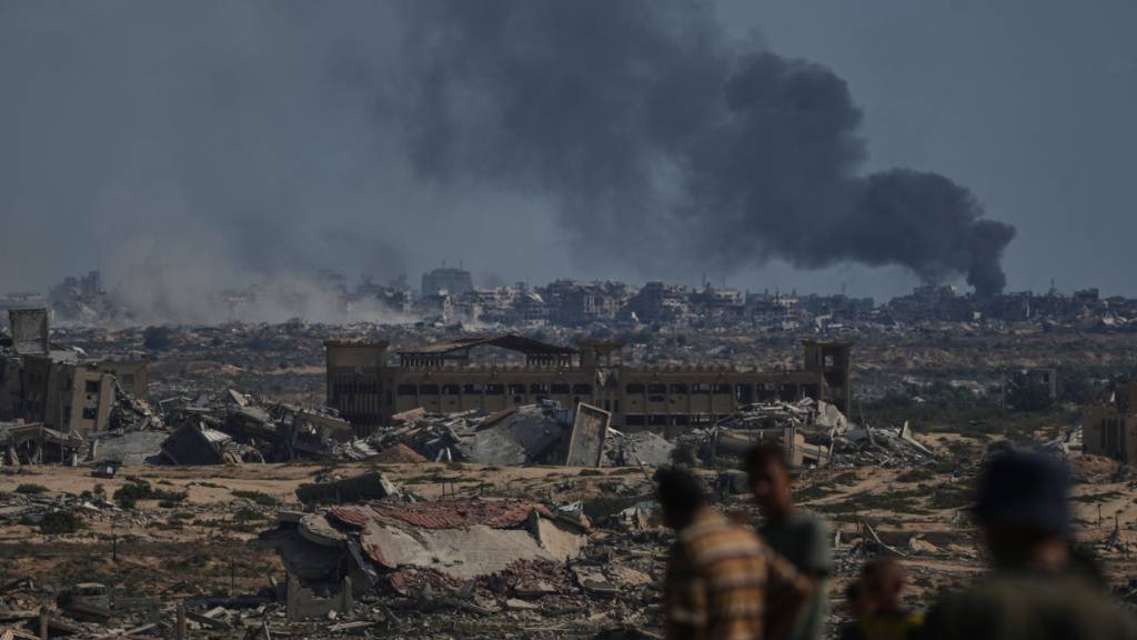 Nach einem israelischen Militärschlag in Gaza steigt Rauch in den Himmel, gesehen vom zentralen Gazastreifen aus. Foto: Abdel Kareem Hana/AP/dpa