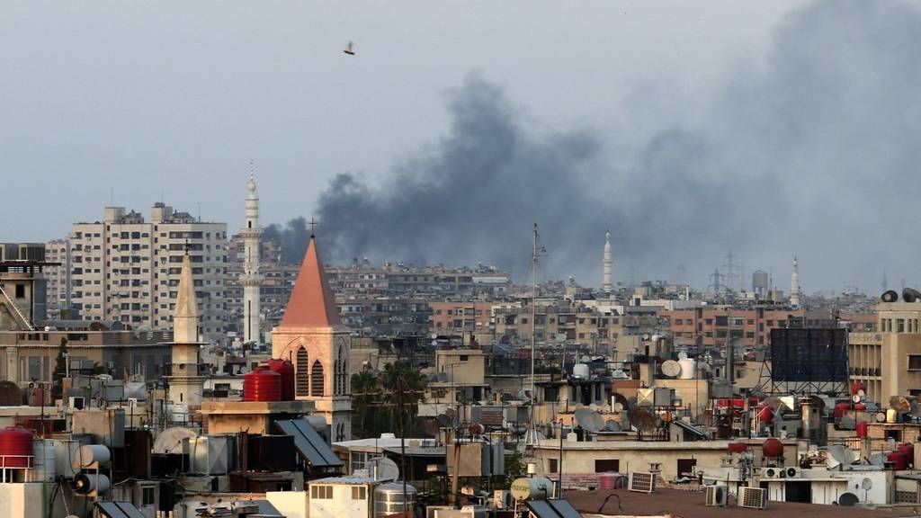 Rauch steigt aus einem Quartier westlich von Damaskus auf.