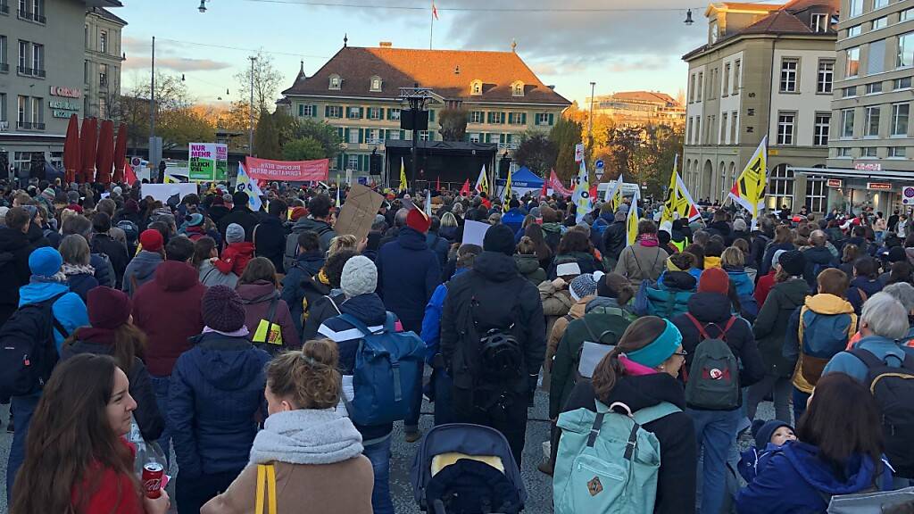Wollen mehr Lohn: Angestellte des Kantons Bern an der Kundgebung in Bern.