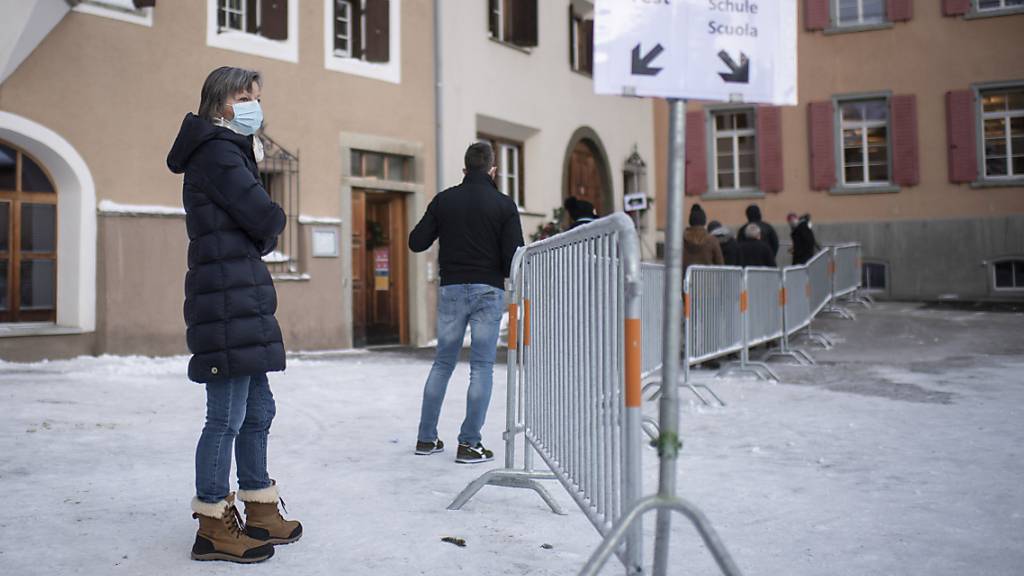 Andrang zu freiwilligen Flächentests im Kanton Graubünden Mitte Dezember 2020: Der Pionierkanton hat viel dazu beigetragen, dass der Bund seine Skepsis gegenüber Massentests fallen gelassen hat. Ab heute Montag kann sich jeder und jede in der Schweiz gratis auf das Coronavirus testen lassen.