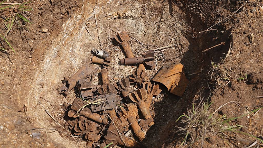 ARCHIV - Überreste von Streumunition liegen an einer Räumungsstelle. Berichte über eine mögliche Lieferung international geächteter Streumunition aus den USA an die Ukraine stoßen auf gemischte Reaktionen. Foto: Sam Mednick/AP/dpa