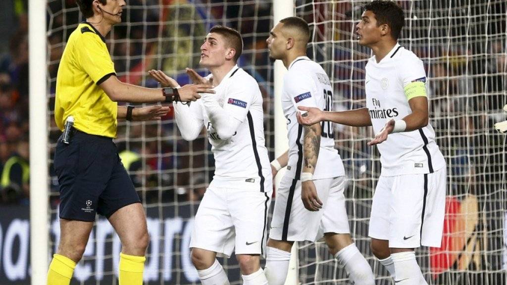 Die Spieler von Paris Saint-Germain können einen Entscheid von  Deniz Aytekin (links) nicht fassen
