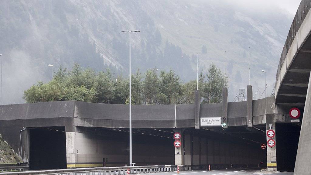 Kein Verkehr im Gotthard-Strassentunnel am Freitagnachmittag, dies wegen einer Kollision, bei der sechs Personen verletzt wurden. (Archivbild)