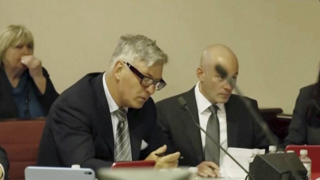 dpatopbilder - SCREENSHOT - Der US-Schauspieler Alec Baldwin (l) im Gerichtssaal. Foto: Uncredited/Pool Court TV/AP/dpa - ACHTUNG: Nur zur redaktionellen Verwendung im Zusammenhang mit der aktuellen Berichterstattung und nur mit vollständiger Nennung des vorstehenden Credits