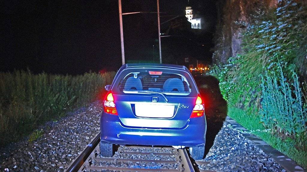 Falsch abgebogen: Eine 51-jährige Schweizerin fuhr bei Werthenstein LU an einem Bahnübergang auf die Geleise.