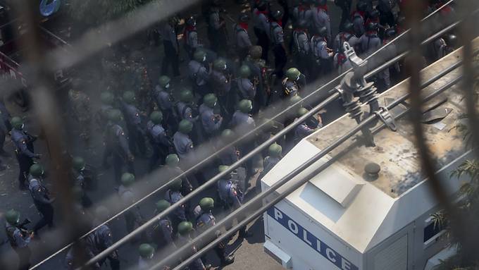 Neue Polizeigewalt bei Massenprotesten in Myanmar