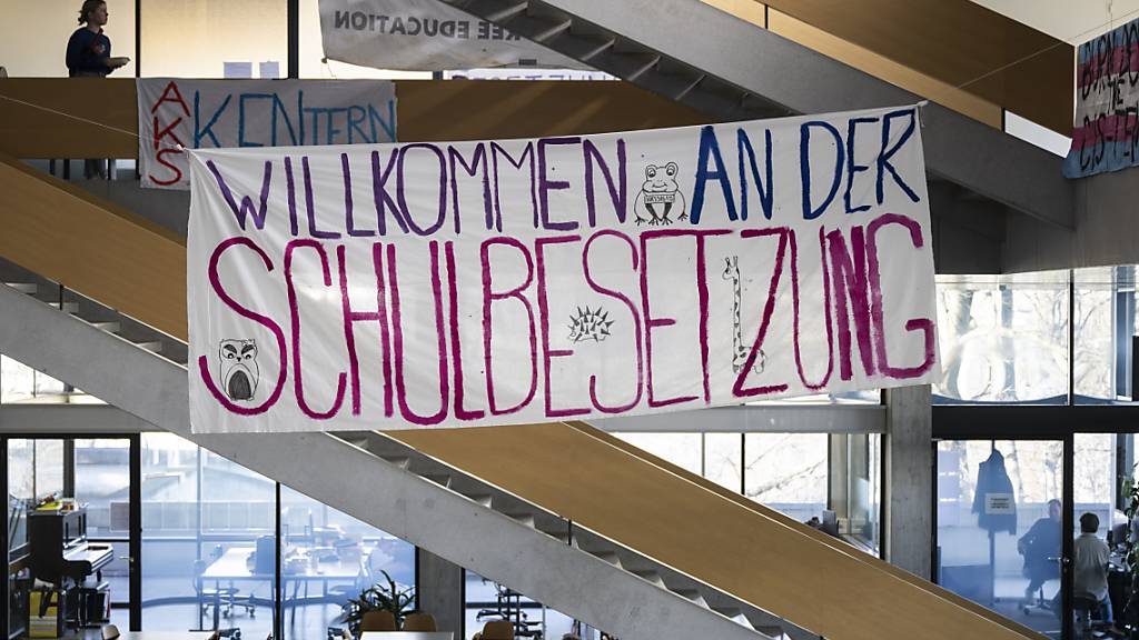 Bei einer Schulbesetzung setzt der Aargauer Regierungsrat zunächst auf ein Gespräch - und schliesst die Räumung des Geländes durch die Polizei nicht aus. (Archivbild)