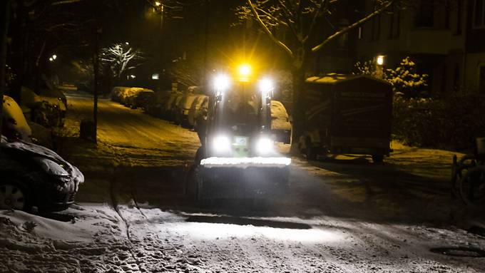 Mehrere Male Blechschäden auf verschneiten Strassen