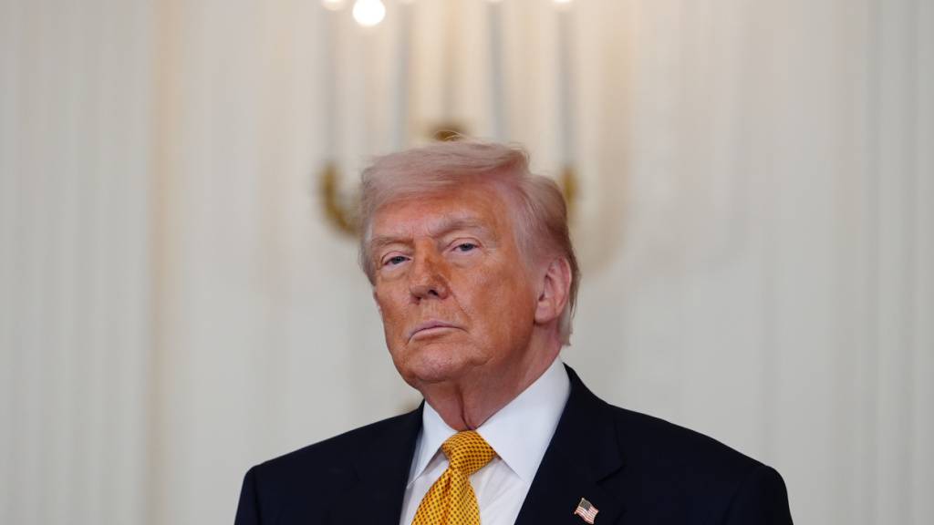 US-Präsident Donald Trump nimmt an einer Muttertagsveranstaltung für Militärangehörige im East Room des Weißen Hauses in Washington teil. Foto: Julia Demaree Nikhinson/AP/dpa