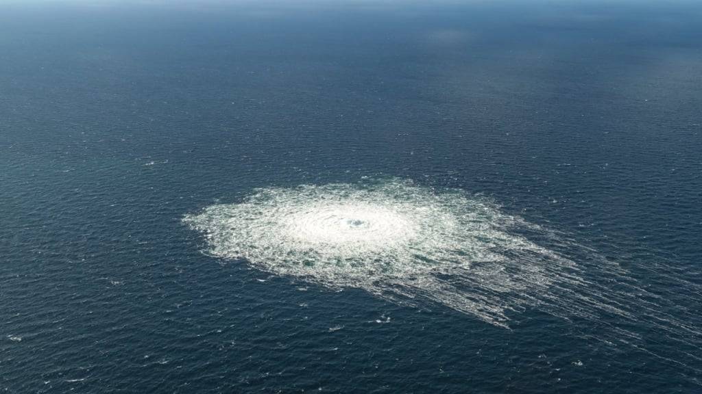 ARCHIV - Das vom dänischen Verteidigungskommando zur Verfügung gestellte Foto zeigt das Nord-Stream-2-Gasleck in der Nähe von Bornholm aus der Luft. Foto: -/Danish Defence Command/dpa