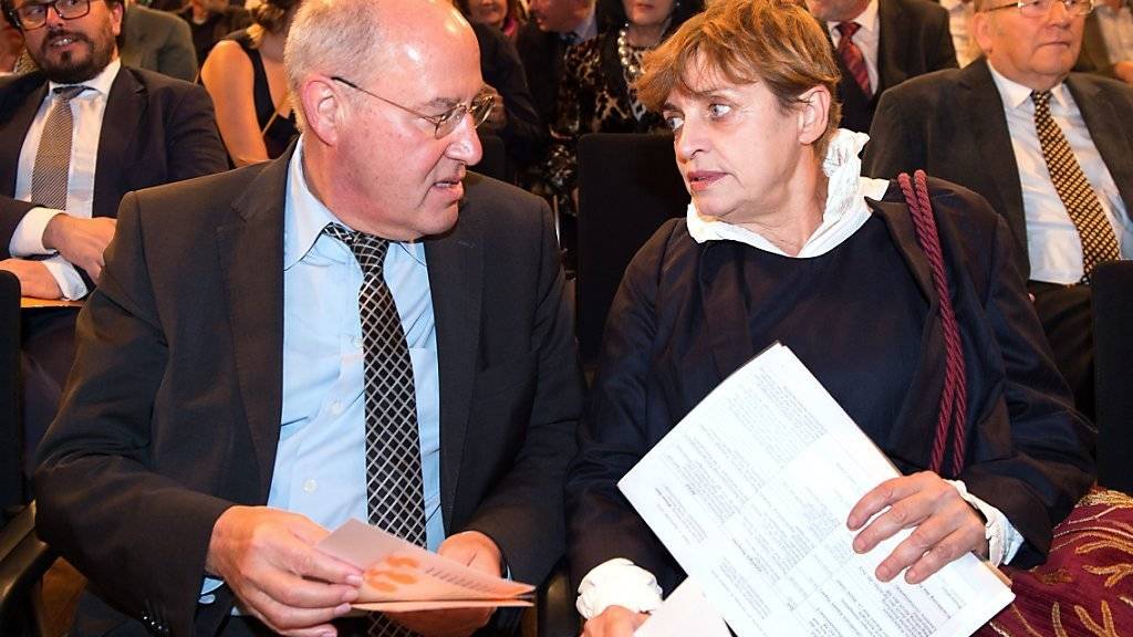 Schauspielerin Katharina Thalbach und ihr Laudator Gregor Gysi am Samstag bei der Verleihung des Jacob-Grimm-Preises in Kassel.