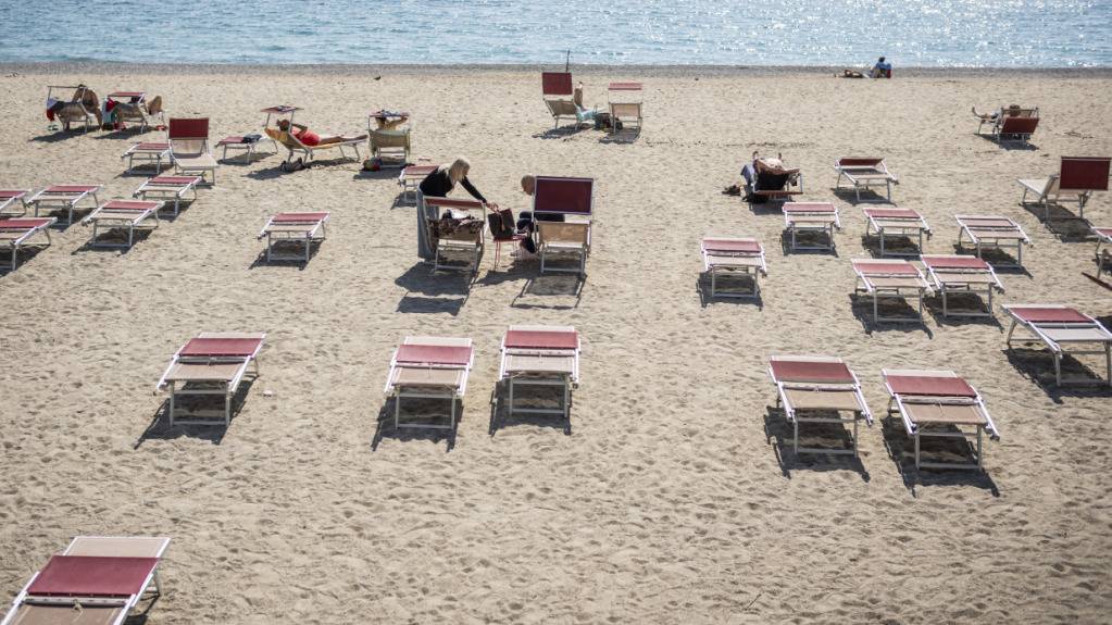 Pünktlich zum Sommer zieht es Schweizerinnen und Schweizer ans Mittelmeer, wo die noch leeren Liegestühle an der ligurischen Küste schnell zum raren Gut werden. (Archivbild)