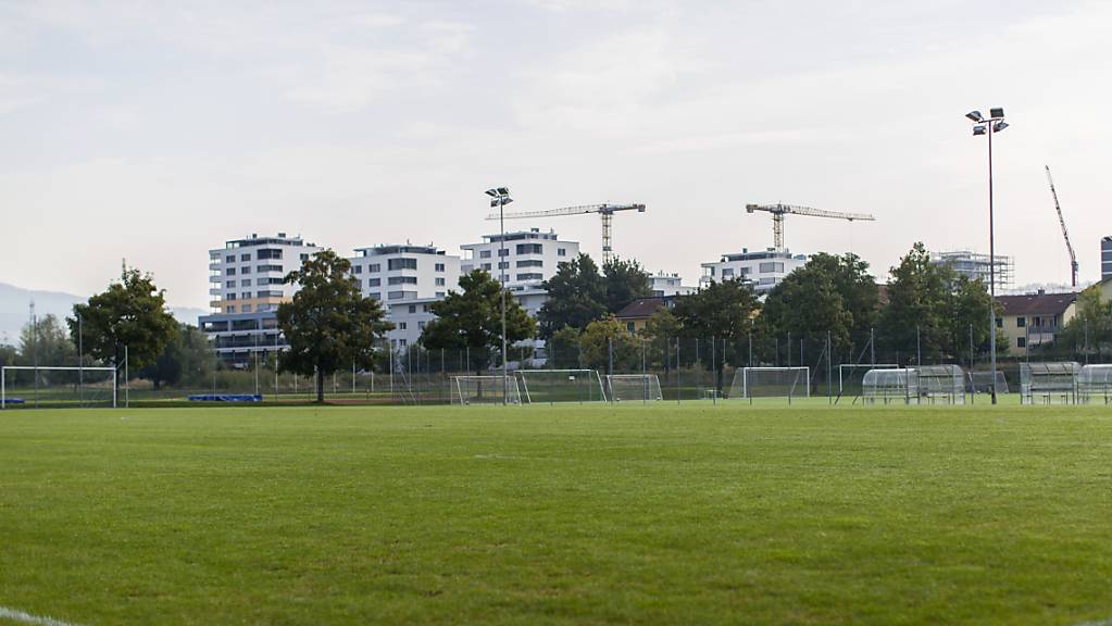 Fussballplatz auf der Zuger Allmend: Der Kanton unterstützt in der Coronakrise zwei weitere Sportvereine finanziell. (Symbolbild)