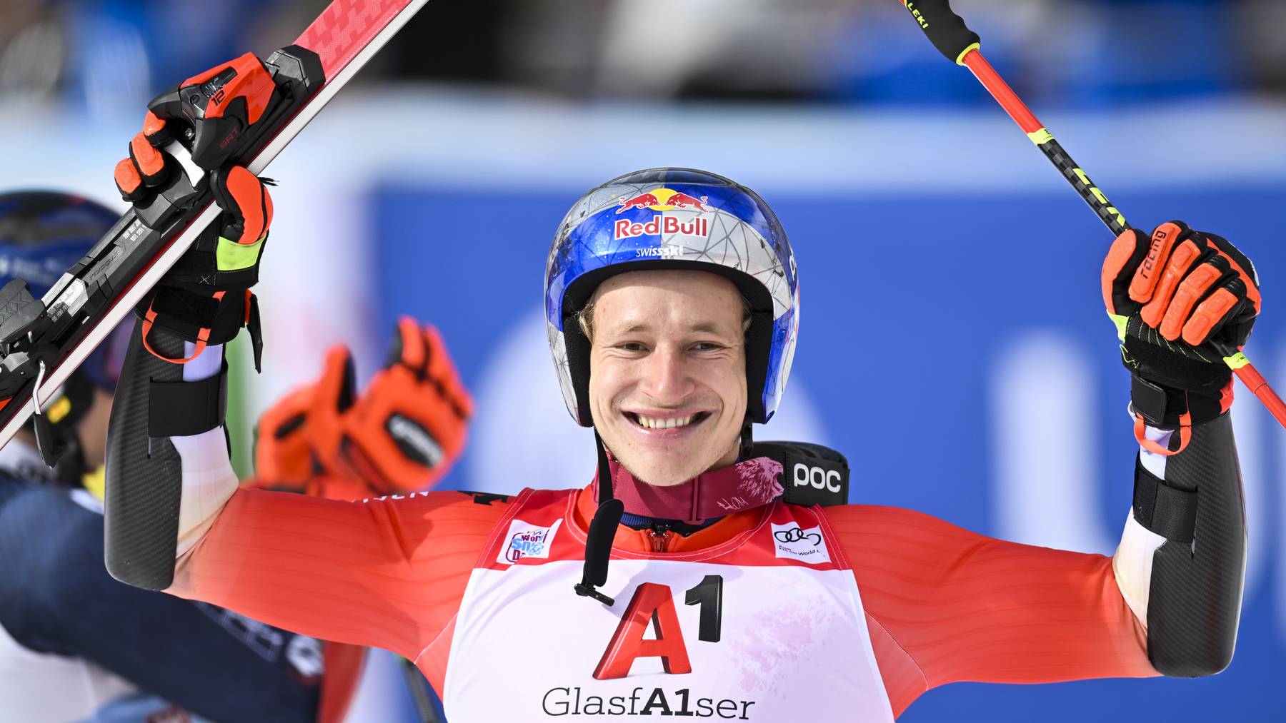 Skifahrer Marco Odermatt holt sich in Sölden den ersten Riesenslalom-Sieg der neuen Saison.