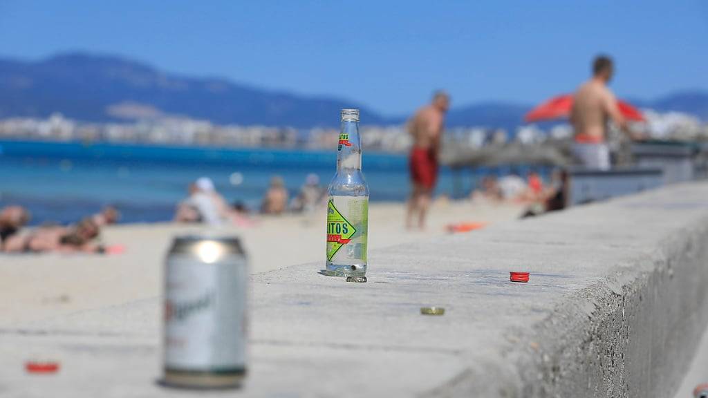 Leere Flaschen und Dosen sind am Strand auf Mallorca zu sehen. Foto: Clara Margais/dpa