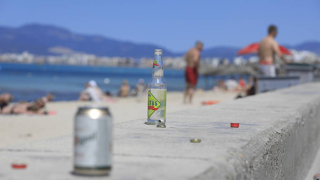Leere Flaschen und Dosen sind am Strand auf Mallorca zu sehen. Foto: Clara Margais/dpa