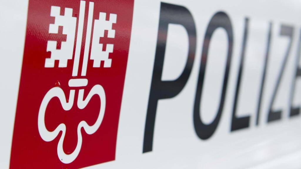 Ein betrunkener Chauffeur eines Sattelschleppers war auf der Autobahn A2 im Kanton Nidwalden unterwegs. Die Polizei stoppte den ausländischen Chauffeur. (Symbolbild)