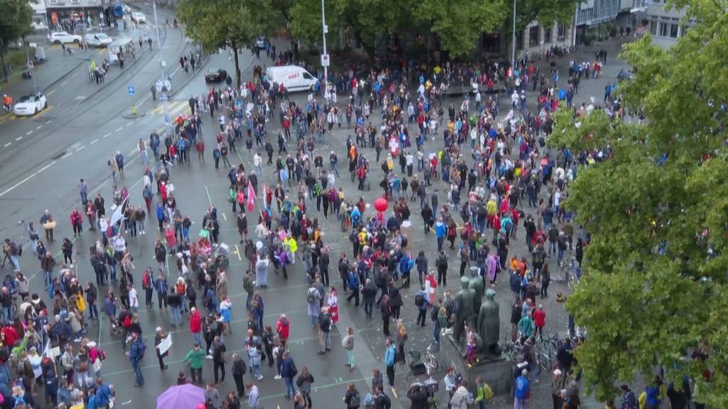 Anti-Corona-Demos in Zürich und Berlin