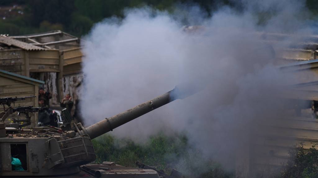Eine mobile Artillerieeinheit des israelischen Militärs feuert in Richtung Südlibanon. Foto: Ariel Schalit/AP/dpa