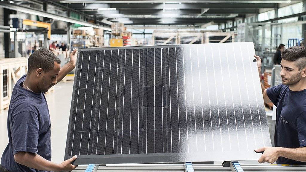 Die Produzentenpreise im November sind leicht tiefer ausgefallen: zwei Arbeiter in einer Solarfabrik (Symbolbild).