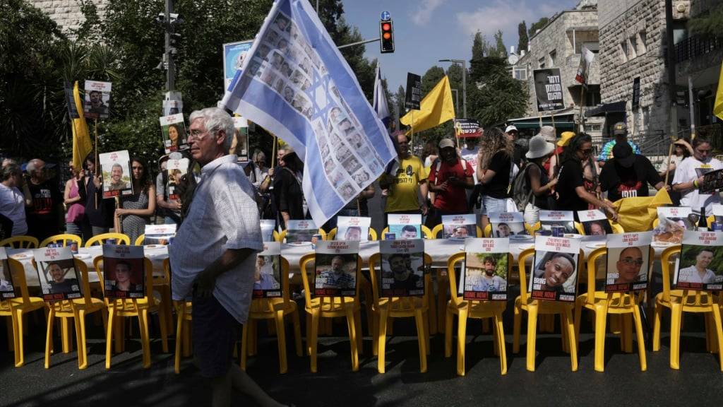 dpatopbilder - Angehörige und Unterstützer von Geiseln, die von der Hamas festgehalten werden, nehmen an einer Demonstration teil, bei der die sofortige Freilassung der Geiseln und das Ende des Krieges im Gazastreifen gefordert wird. Foto: Mahmoud Illean/AP/dpa