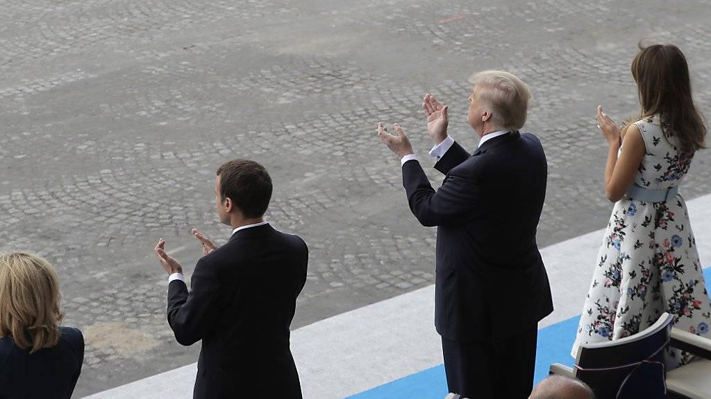 Stehende Ovation: US-Präsident Donald Trump schaut sich die Militärparade in Paris am 14. Juli, dem französischen Nationalfeiertag, an. (Archivbild)