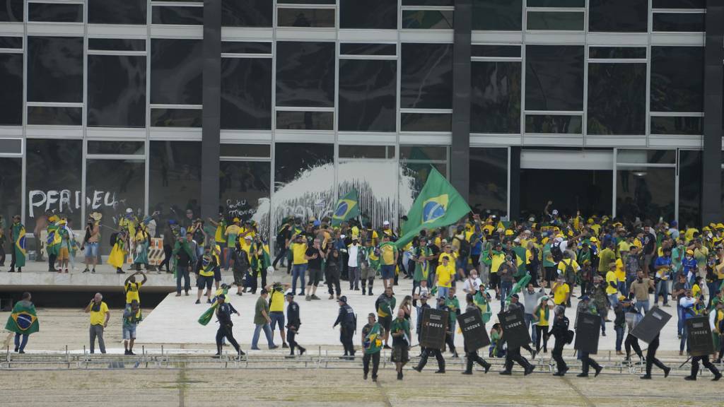 Hier verwüsten tausende Bolsonaro-Anhänger das Regierungsviertel