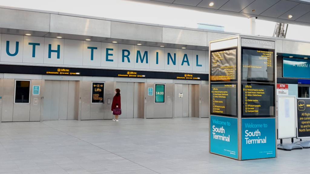 Eine Frau wartet im Süd-Terminal auf einen Aufzug im Flughafen Gatwick. Wegen der in Grossbritannien entdeckten neuen Variante des Coronavirus werden Flüge von dort nach Deutschland und in andere EU-Staaten weitgehend gestoppt.
