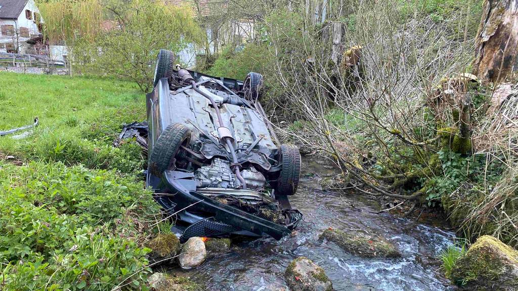 Auto überschlägt sich bei Selbstunfall – Lenker leicht verletzt