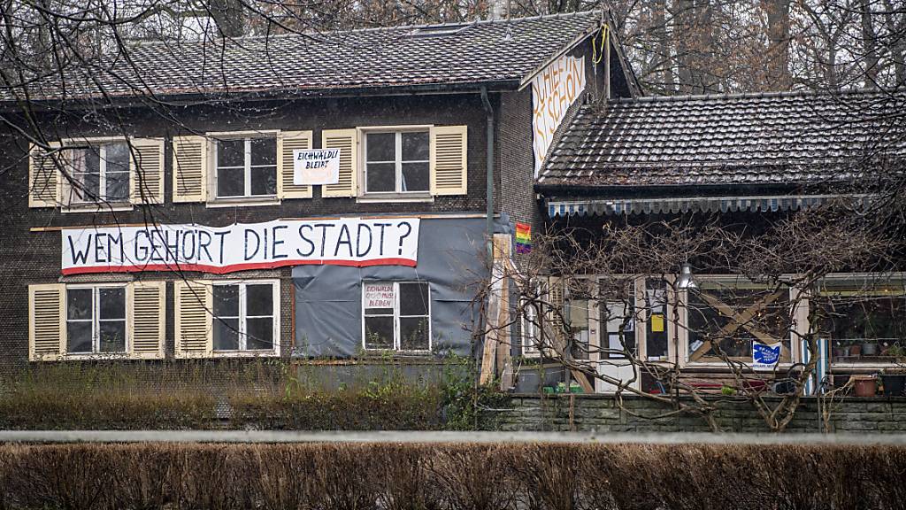 Die Gruppierung «Familie Eichwäldli» will die Soldatenstube in der Luzerner Allmend nicht verlassen. (Archivbild)