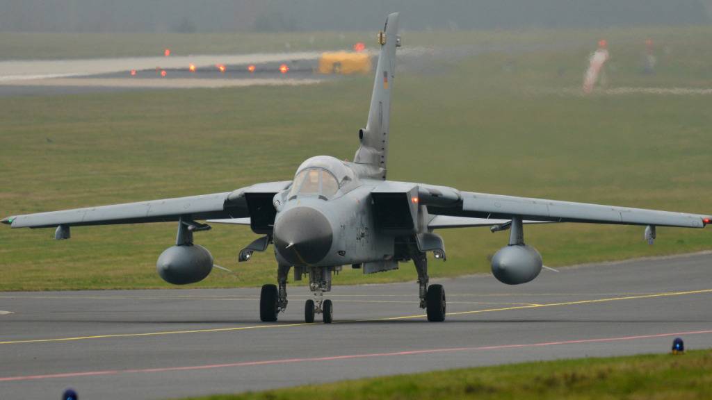 ARCHIV - Ein Bundeswehr-Flugzeug vom Typ Tornado rollt auf der Startbahn des Fliegerhorsts Büchel in der Eifel. Foto: Harald Tittel/dpa
