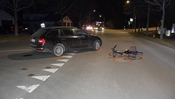 Nach Crash mit Auto: E-Bikerin kommt mit Kopfverletzungen davon