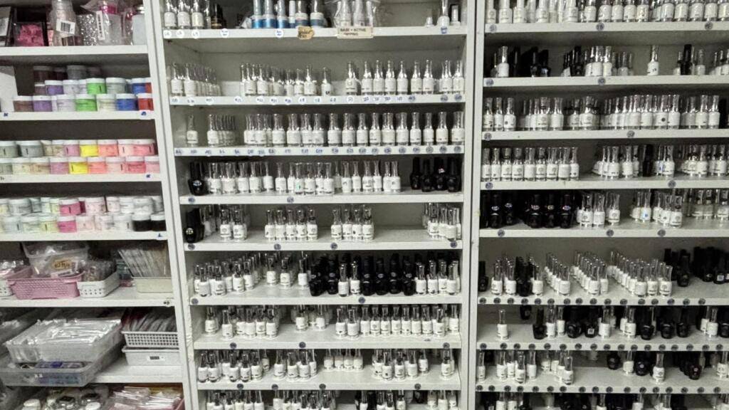 Die Kantonspolizei Zürich stellte in einem Nagelstudio unter anderem Botox und Spritzen sicher. Eine 39-Jährige steht unter Verdacht, illegal medizinische Behandlungen durchgeführt zu haben.