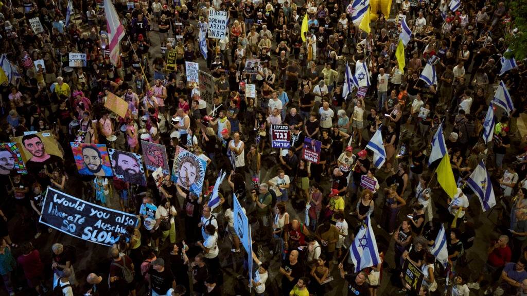 Angehörige und Unterstützer von israelischen Geiseln, die im Gazastreifen festgehalten werden, nehmen an einer Kundgebung in Tel Aviv teil. Foto: Oded Balilty/AP/dpa