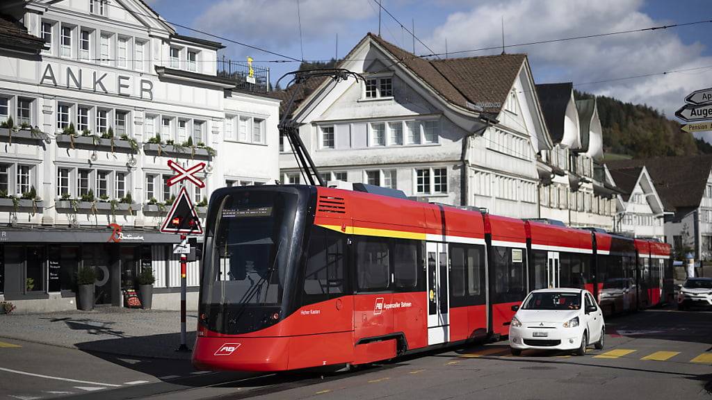 Wie soll die Linienführung der Appenzeller Bahnen durch das Dorf Teufen künftig erfolgen? Diese Frage sorgt seit Jahren für Diskussionen. Im Bild zu sehen ist ein Zug der Appenzeller Bahnen in Teufen. (Archivbild)