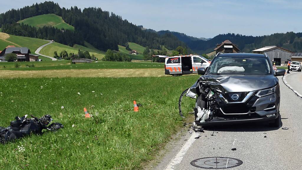 Der Töfffahrer landete in der Wiese.