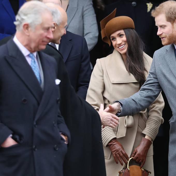 Prinz Charles führt Meghan zum Altar