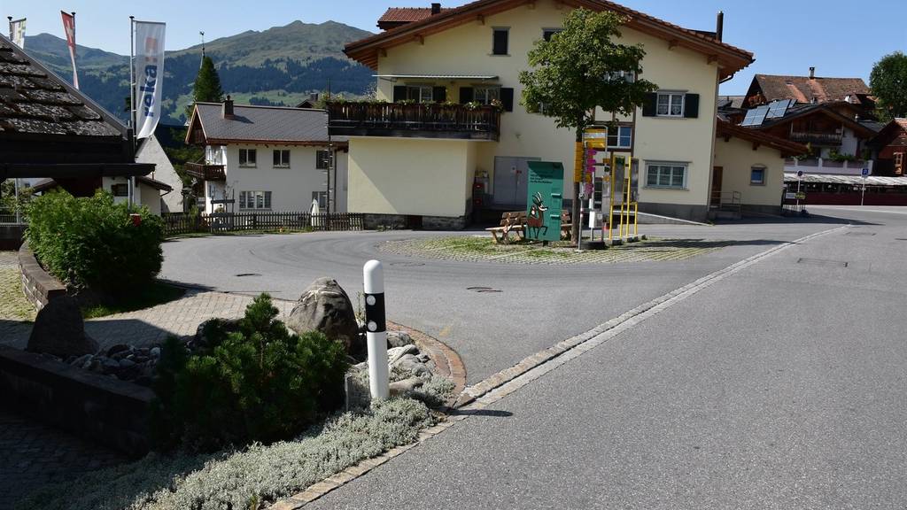 Die Frau stürzte, als sie aufs Postauto rennen wollte.