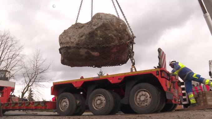 Hier wird der 19-Tonnen-Findling auf die Allmend transportiert