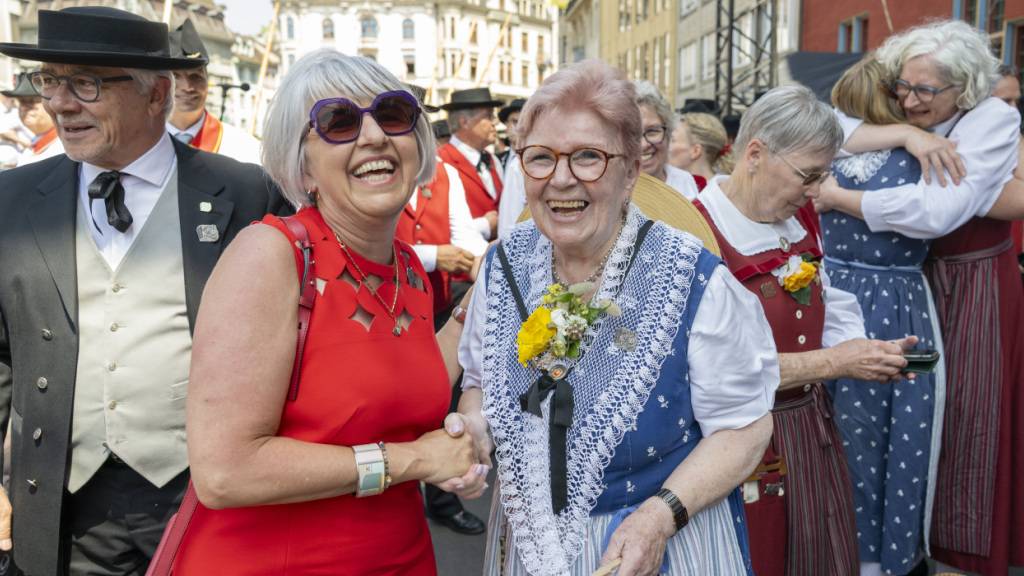Bundesrätin Elisabeth Baum-Schneider mit Organisationskomitee-Präsident Carlo Conti und Jodlerinnen am grossen Festumzug zum Eidgenoessischen Jodlerfest in Basel.