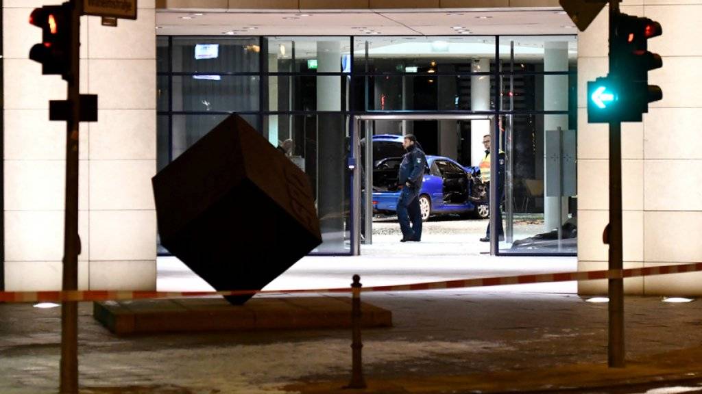 Ein Mann ist bei einem mutmasslichen Suizidversuch mit seinem Auto in die SPD-Parteizentrale in Berlin gerast. Der Mann durchbrach mit seinem Peugeot die Scheiben im Eingangsbereich des Willy-Brandt-Hauses.