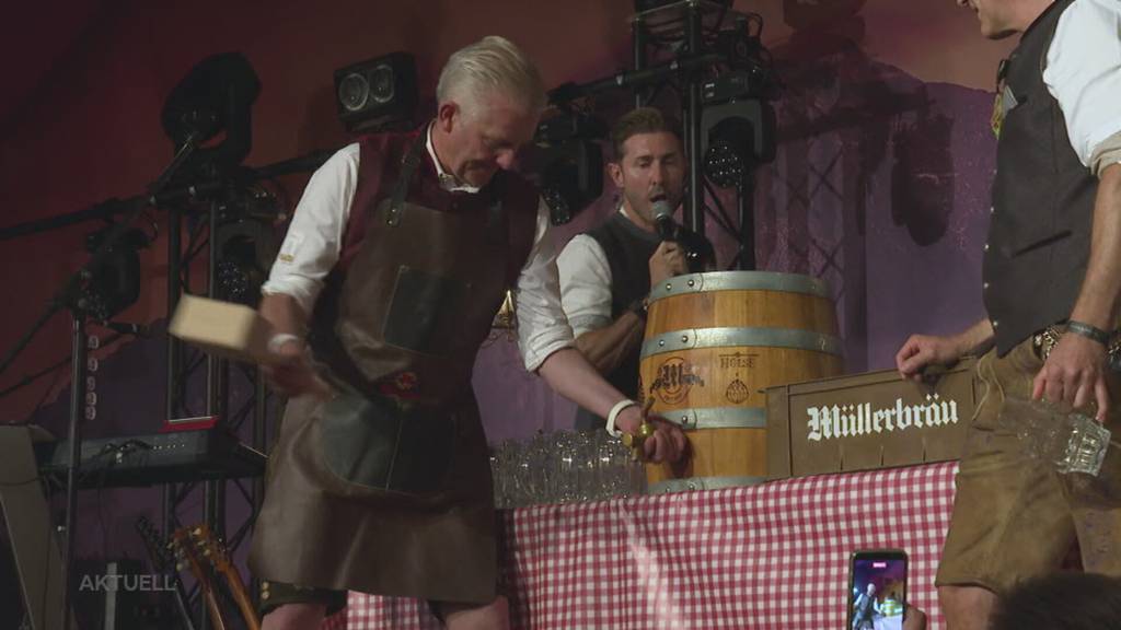 Am Oktoberfest in Baden durfte Moderator Rainer Maria Salzgeber das Bierfass anzapfen