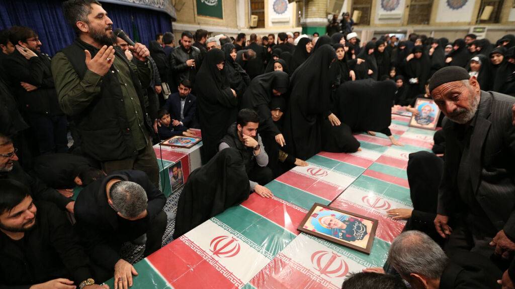 HANDOUT - Menschen trauern neben den Särgen von sieben Mitgliedern des Korps der Revolutionsgarden, die bei einem Angriff in Damaskus getötet wurden. Foto: -/Iranian Supreme leader's Office/dpa - ACHTUNG: Nur zur redaktionellen Verwendung im Zusammenhang mit einer Berichterstattung und nur mit vollständiger Nennung des vorstehenden Credits