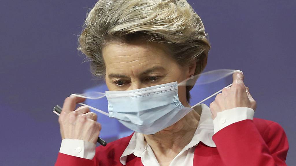 Ursula von der Leyen, Präsidentin der Europäischen Kommission, nimmt vor einer Pressekonferenz ihren Mund-Nasen-Schutz ab. Foto: Francois Walschaerts/Pool AFP/dpa