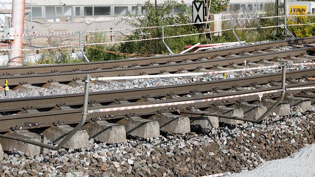 Abgesenkte Gleise im deutschen Rastatt haben eine wichtige Bahnverbindung auf der Nord-Süd-Achse unpassierbar gemacht. Die Bahnstrecke bleibt bis mindestens 26. August gesperrt. EPA/RONALD WITTEK