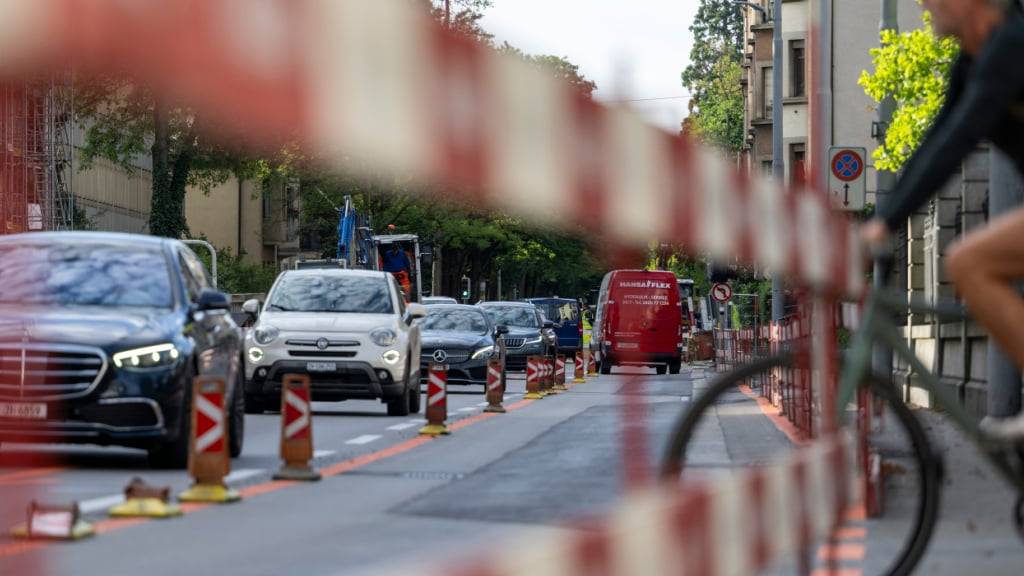 Nach anfänglichen Staus und Ausweichverkehr hat sich die Verkehrssituation auf der Bellerivestrasse nach Angaben der Stadt Zürich mittlerweile entspannt. (Archivbild)