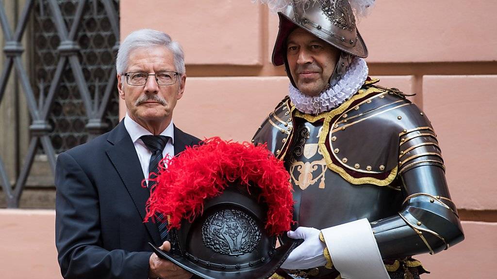 Die neuen Kunststoffhelme tragen auf beiden Seiten das Wappen Papst Julius' II. (1503-1513). Die traditionellen Helme aus Metall tragen die Schweizergardisten weiterhin bei hohen Anlässen. (Archivbild)