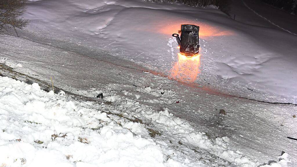 Auto eines Junglenkers landet auf dem Dach