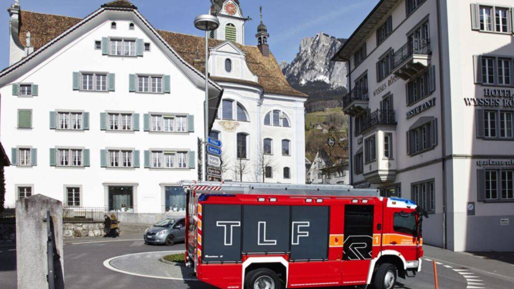 Die Stützpunktfeuerwehr Schwyz unterwegs im Dorfzentrum.